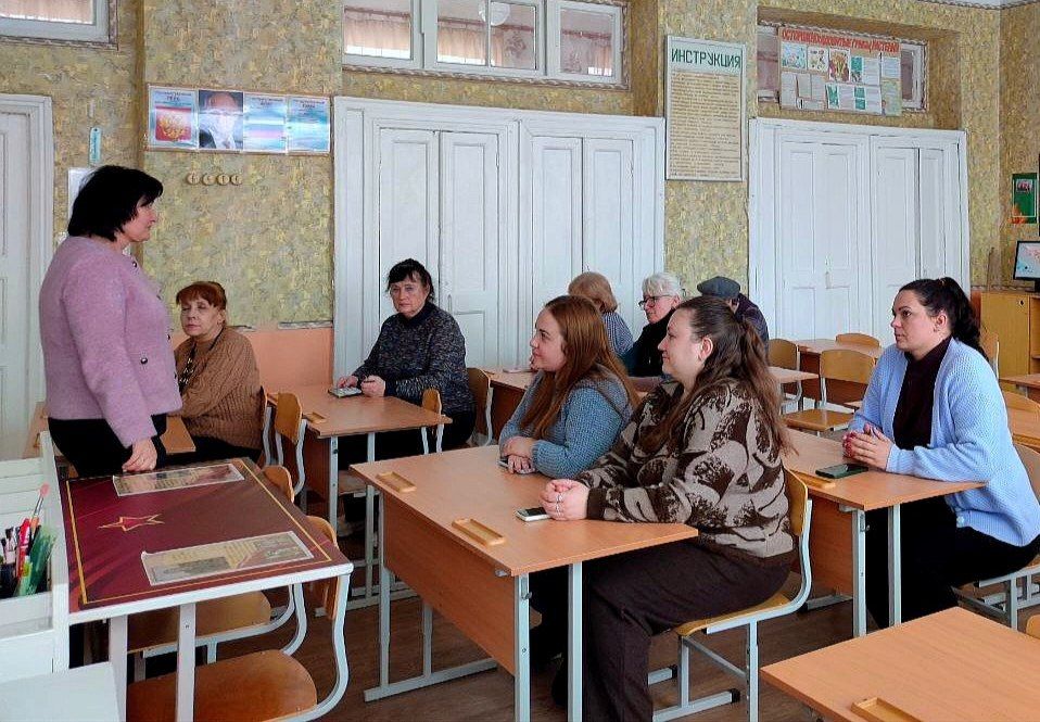 Михаил Меренков: Первый заместитель руководителя Управы Буденновского внутригородского района Администрации городского округа Донецк Елена Булавицкая провела встречу с трудовым коллективом ГБОУ "Школа № 148 г.о. Донецк"