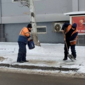 Михаил Меренков: Посыпка антигололедными материалами территорий остановочных пунктов и тротуаров в районе