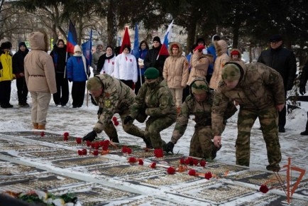 В День полного снятия блокады Ленинграда росгвардейцы возложили цветы к мемориалу в ДНР (видео)