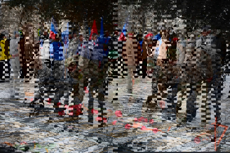 В День полного снятия блокады Ленинграда росгвардейцы возложили цветы к мемориалу в ДНР (видео)