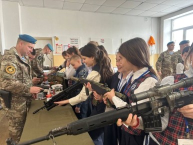 Татьяна Копылова: Сегодня в рамках политического проекта «Историческая память» заместитель руководителя Управы Ворошиловского внутригородского района Администрации городского округа Донецк Черкас Яна совместно с действующими...