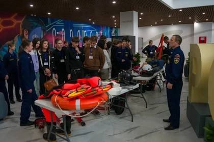 В Донецке школьники осваивали азы спасательного дела в центре молодежи «30/09»