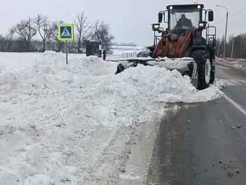 Пока снегопады на время отступили, продолжаем расчищать обочины, остановочные площадки, элементы дорожной инфраструктуры от снега и наледи