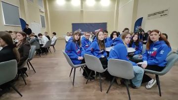 Глава региона встретился с молодежью в Центре развития молодежных инициатив Харцызска, включающий современные залы вместимостью до 200 человек, коворкинг-пространство и полностью оснащенные помещения