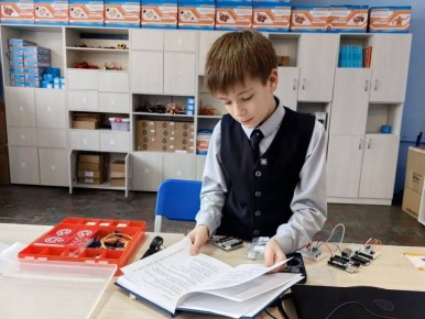 9-летний Иван Сидоренко из Донецка победил на международном конкурсе «Учёные будущего» Как сообщается, его проект посвящён созданию специальных устройств для музыкального образования детей с нарушениями зрения и слуха....