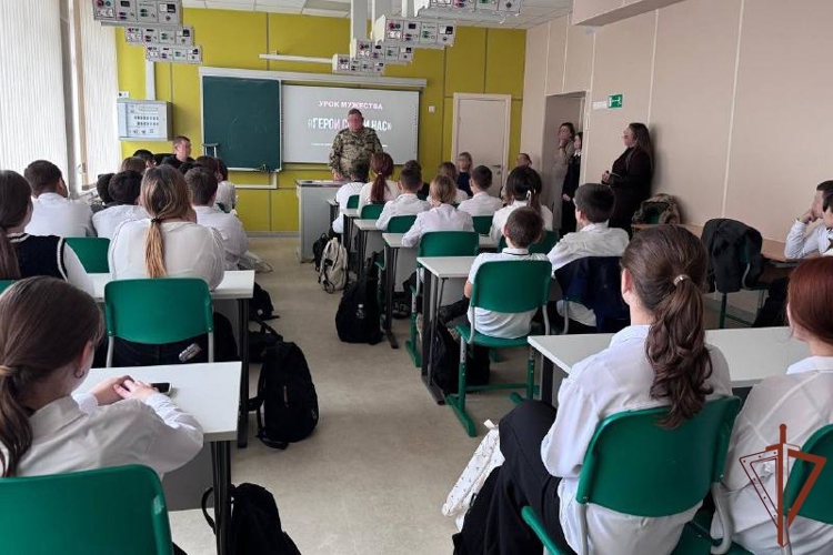 Росгвардейцы провели урок мужества в одной из школ ДНР