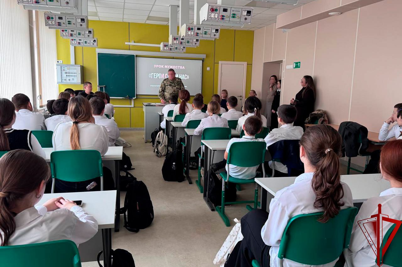 Росгвардейцы провели урок мужества в одной из школ ДНР