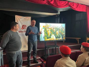 ПРОФОРИЕНТАЦИЯ. Юнармейцы отряда ВПК «Пламя» штаба местного отделения городского округа Харцызска СШ № 4, ученики из 9-А класса Столика Дарья, Уманец Алина, Мокровуз Виктория и Муляр Анастасия, 30 января 2026г