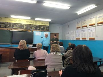 Провел встречу с трудовым коллективом Донецкого лицея сферы услуг