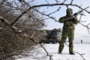 Бойцы эвакуировали мужчину, прожившего четыре года в подвале под Северском