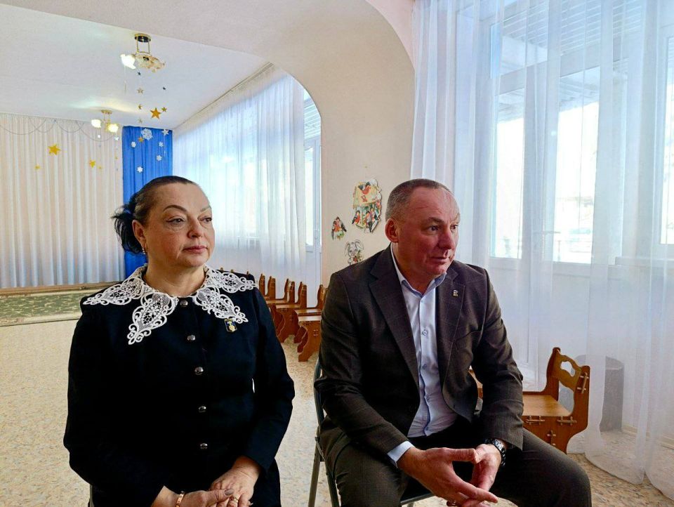 Михаил Меренков: В рамках проекта «Управдом ДНР» совместно с депутатом Донецкого городского совета Ириной Бениаминовой с участием старших по домам провели встречу с трудовым ГБДОУ "Детский сад № 355 г.о. Донецк" и жителями...