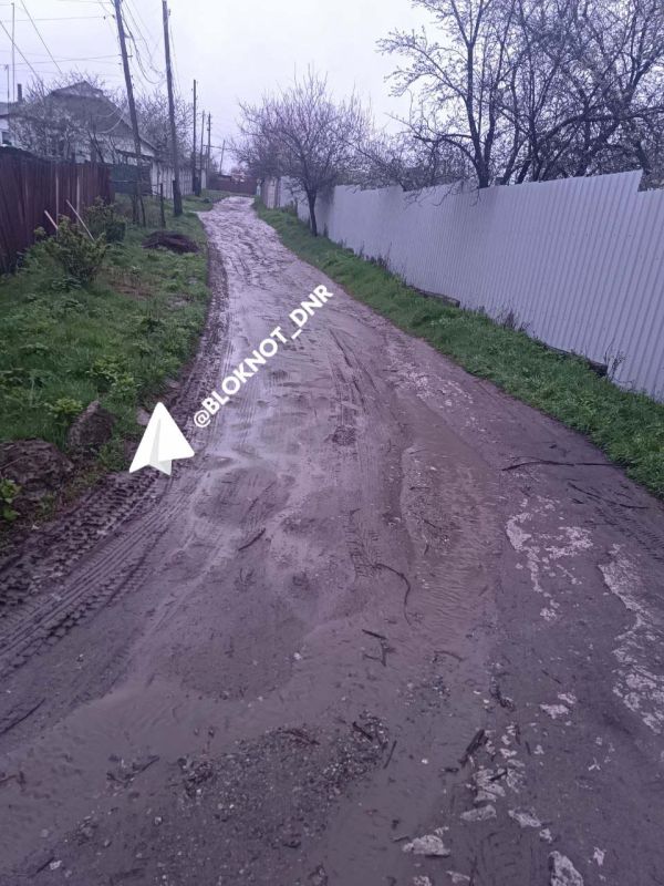 На улице Огородной в Донецке провода вот-вот рухнут на неотремонтированную дорогу