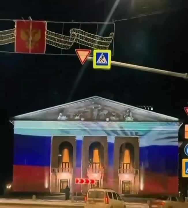 Драмтеатр подсветили в цвета российского флага в Мариуполе