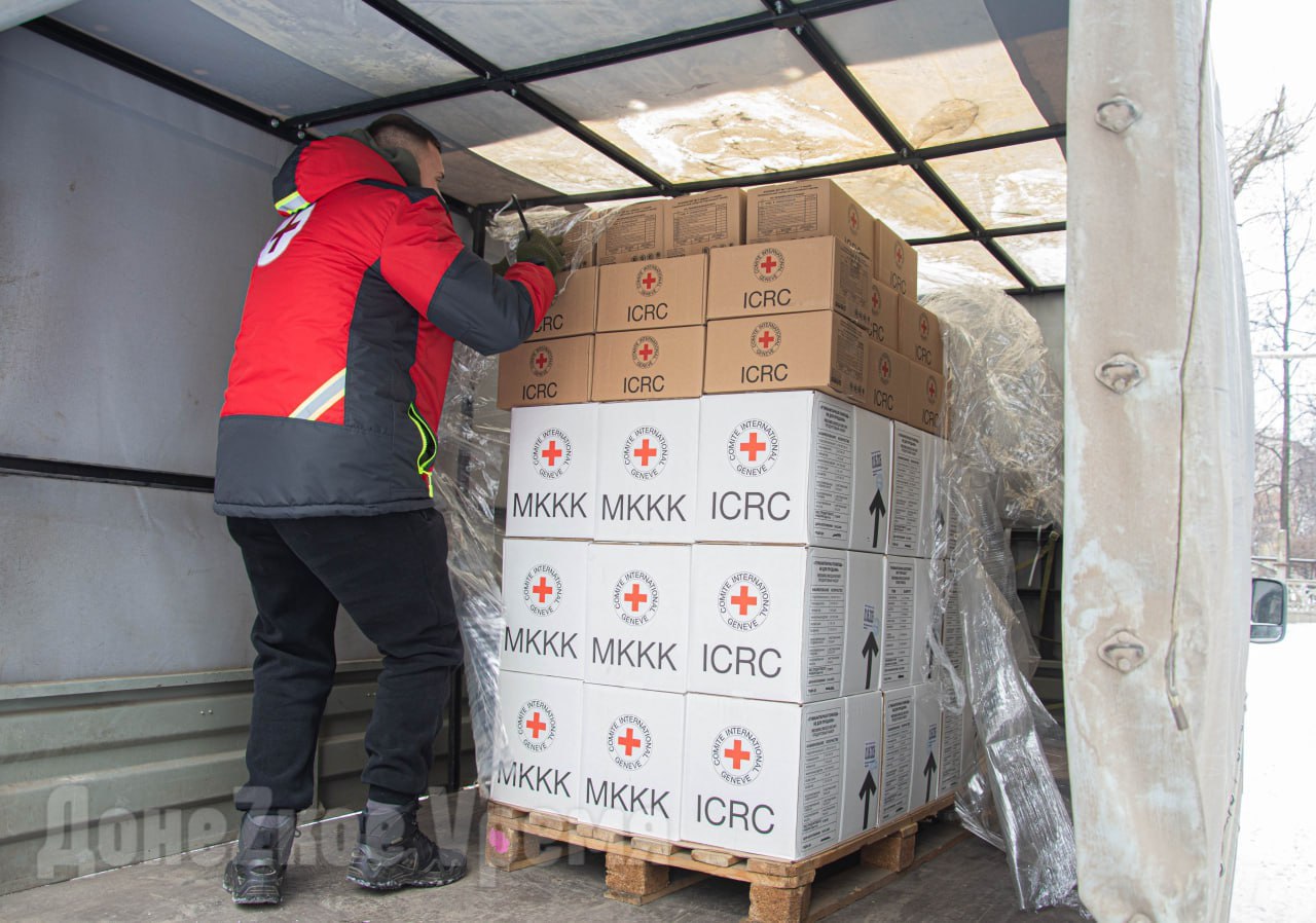 Человеку нужен человек: в пунктах временного размещения Дебальцево людей объединила общая боль