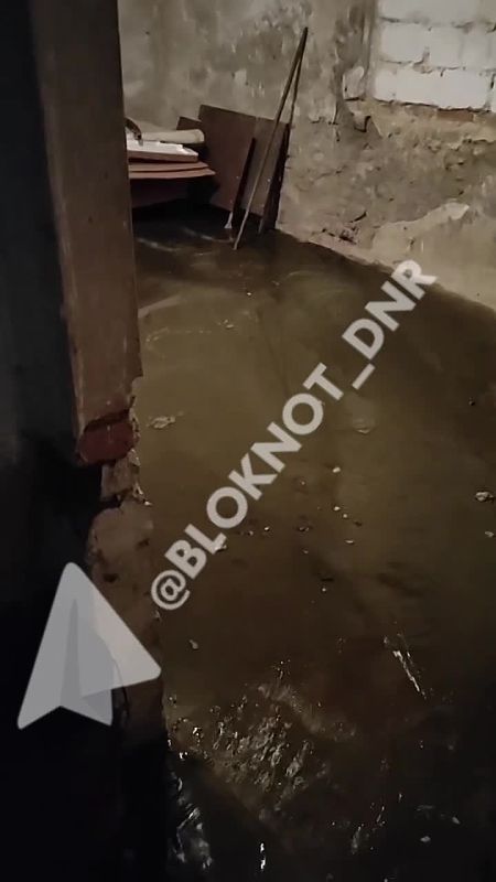 Фекальный бассейн в бомбоубежище дома №12 в 57-ом квартале Макеевки портит жизнь жильцам