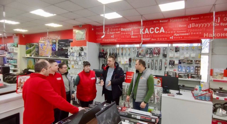 Михаил Меренков: Заместитель руководителя Управы Буденновского внутригородского района Геннадий Хоменок встретился с трудовым коллективом магазина «Фокс»