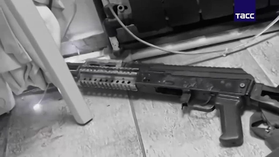 В Мариуполе мужчина в городском кафе «Зов» открыл стрельбу из автомата и бросил гранату в силовиков, которые пытались его задержать