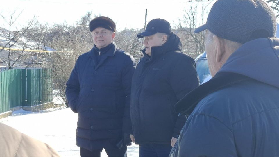 Валентин Левченко: Совместно с заместителем главы администрации городского округа Донецк Тимуром Артеменко провели встречу с жителями улицы Сенявина