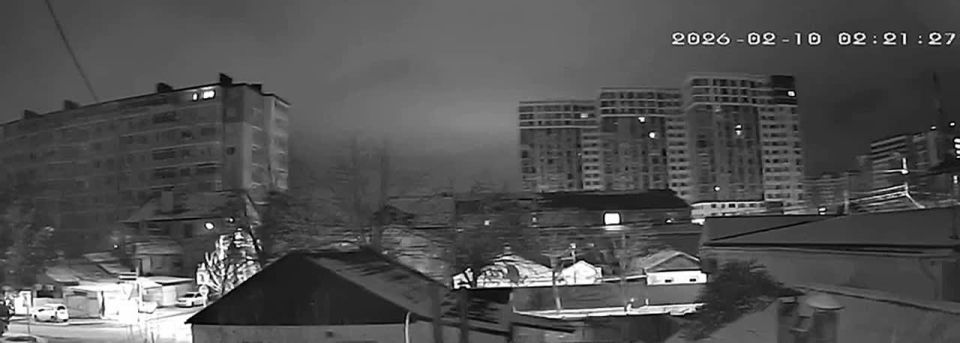 Моменты землетрясения в Краснодарском крае: жители утверждают, что от сильных толчков у них потрескались потолки, а в подъездах посыпалась плитка