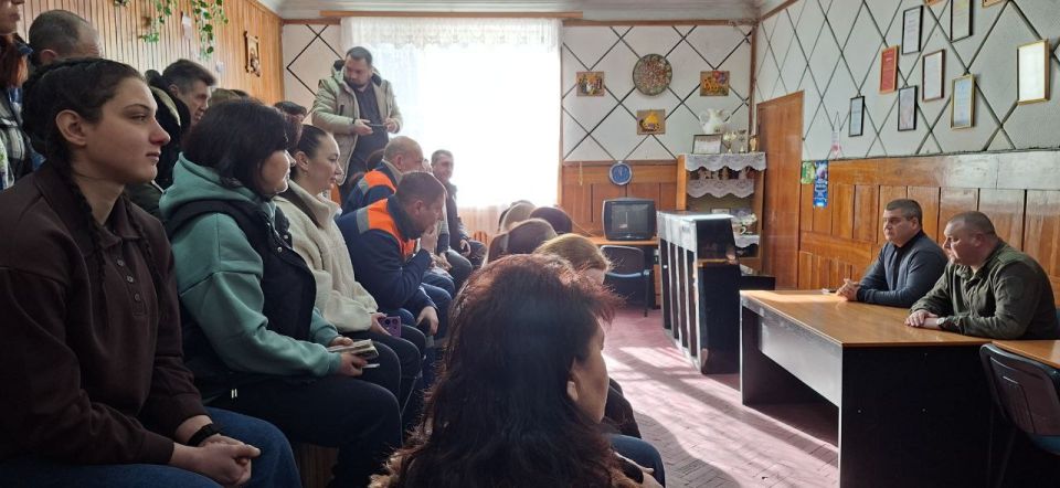 Юрий Атаманов: Совместно с руководителем Управы Кировского внутригородского района Алексеем Дмитрюком провели встречу с трудовым коллективом МБУ «Дворец культуры «Лидиевка» г. Донецк»