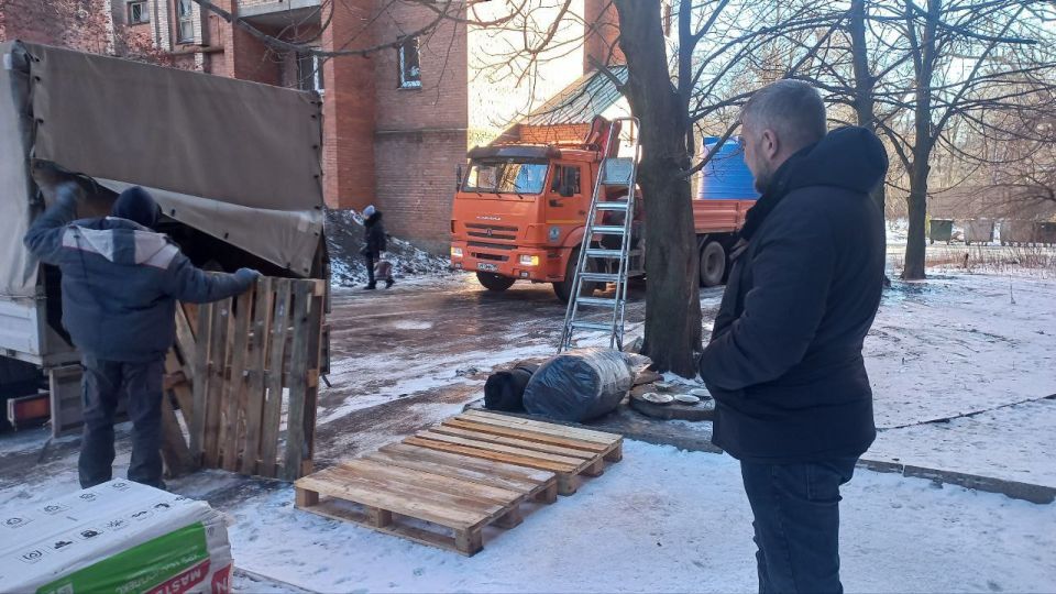 Валентин Левченко: Принимая во внимание многочисленные обращения жителей, в рамках проекта "Управдом", в нашем районе установлены и одновременно утеплены дополнительные емкости для технической воды по следующим адресам: