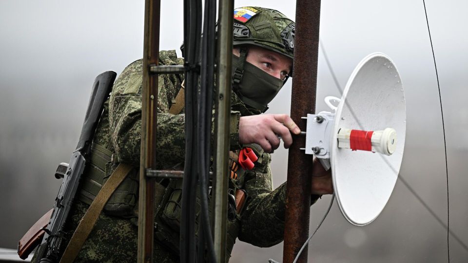 "Связь никуда не делась": Разин про альтернативные решения на фронте на фоне отключения Starlink