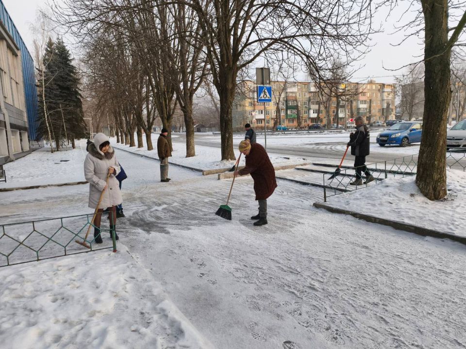 Сегодня, 12 февраля 2026 года, в рамках проекта «Городская среда», реализуемого Единой Россией , жители Кировского района приняли участие в традиционной экологической акции «Чистый четверг»