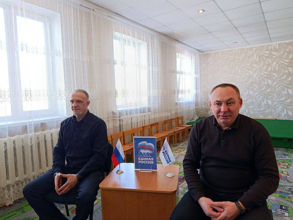 Михаил Меренков: Совместно с депутатом Донецкого городского совета Николаем Тимченко провели встречу с трудовым коллективом ГБДОУ "Детский Сад № 107 г.о. Донецк" и жителями района