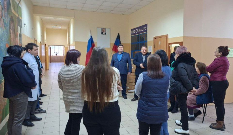 Валентин Левченко: Совместно с депутатом от фракции Единой России в Донецком городском совете Василием Гребенюком провели встречу с коллективом городской поликлиники №18