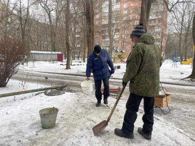 В связи с неблагоприятными погодными условиями — на дорогах образуется гололёд