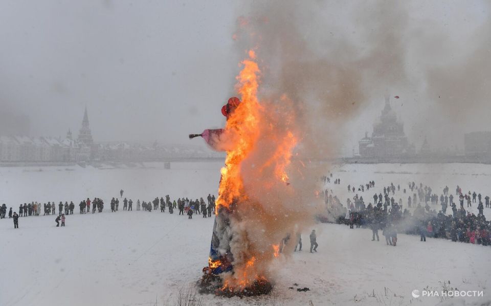 В РПЦ призвали оградить школьников от традиции сожжения чучела на Масленицу