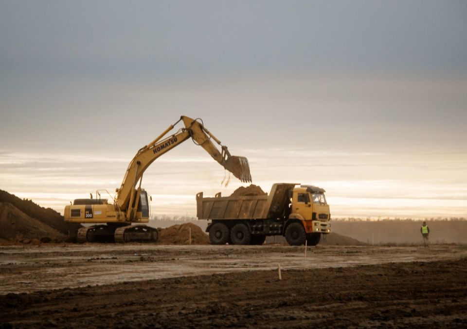 Со светом, барьерами и шестью развязками: обход Мариуполя строят с опережением сроков