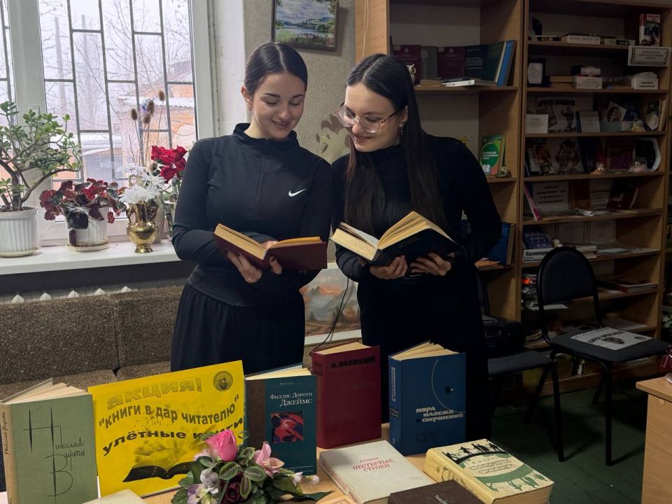 В Донецком колледже культуры и искусств прошла акция, посвящённая Дню книгодарения