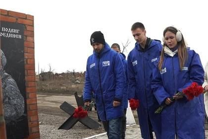 В Авдеевке возложили цветы к памятнику бойцам СВО в годовщину освобождения