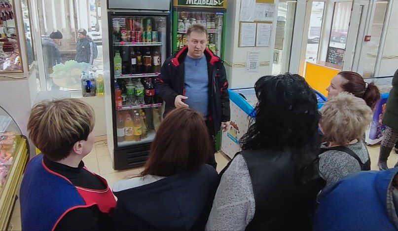 Михаил Меренков: Заместитель руководителя Управы Буденновского внутригородского района Геннадий Хоменок встретился с трудовым коллективом магазина "Аппетит"