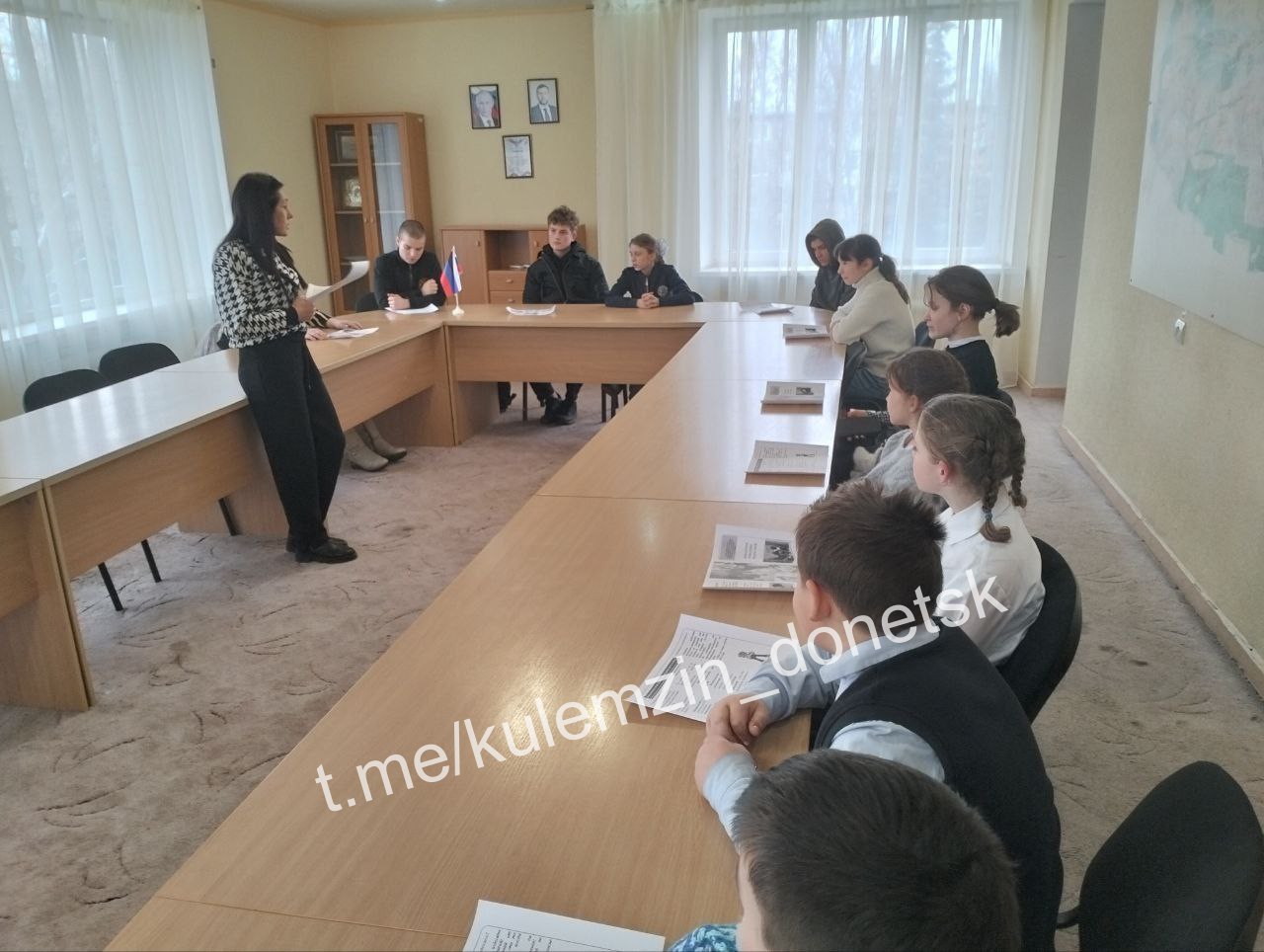 В Петровском районе специалистами Управления опеки и попечительства администрации г.о. Донецк с детьми льготной категории проведена лекция на тему: «Девиантное поведение подростков»