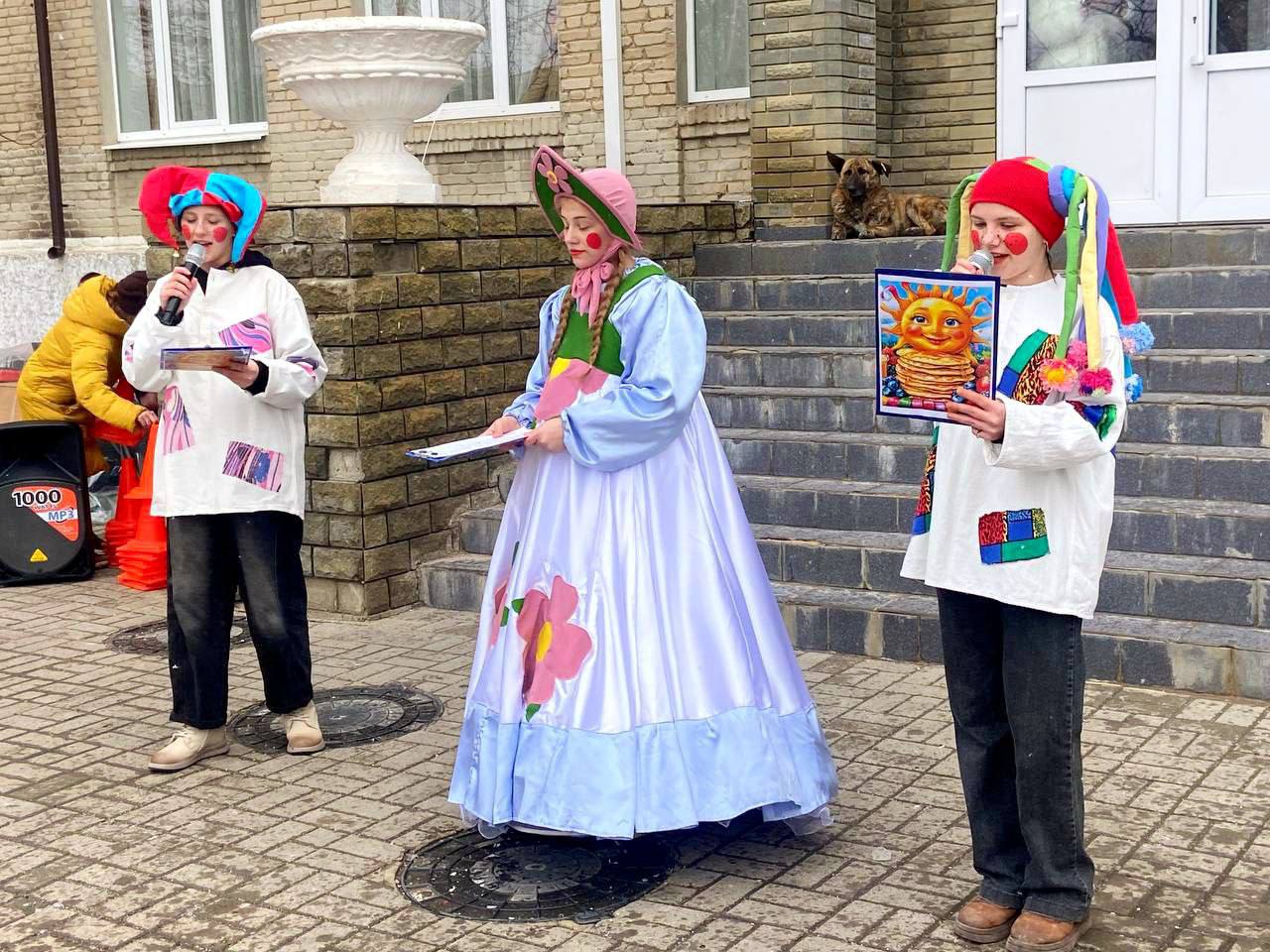 Веселые конкурсы, румяные блины и новые друзья: Воспитанники детских домов в ДНР встречают масленицу