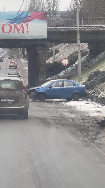«Шевроле» размазал себя на склоне под мостом в центре Макеевки