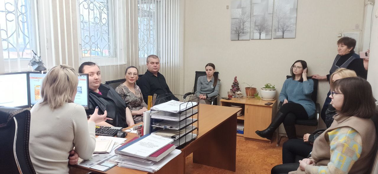 Юрий Атаманов: С руководителем Управы Ленинского внутригородского района Татьяной Темниковой встретились с трудовым коллективом районного отдела ЗАГС г. Донецка ГРП Министерства юстиции ДНР