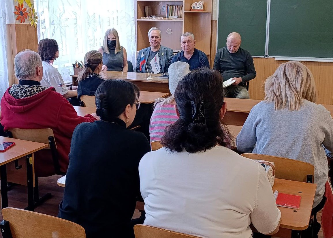 Иван Адамец: Первый заместитель руководителя управы Куйбышевского района Алина Волкова и депутаты Донецкого городского совета Герман Полунин, Валерий Солодовников провели встречу с трудовым коллективом школы №51