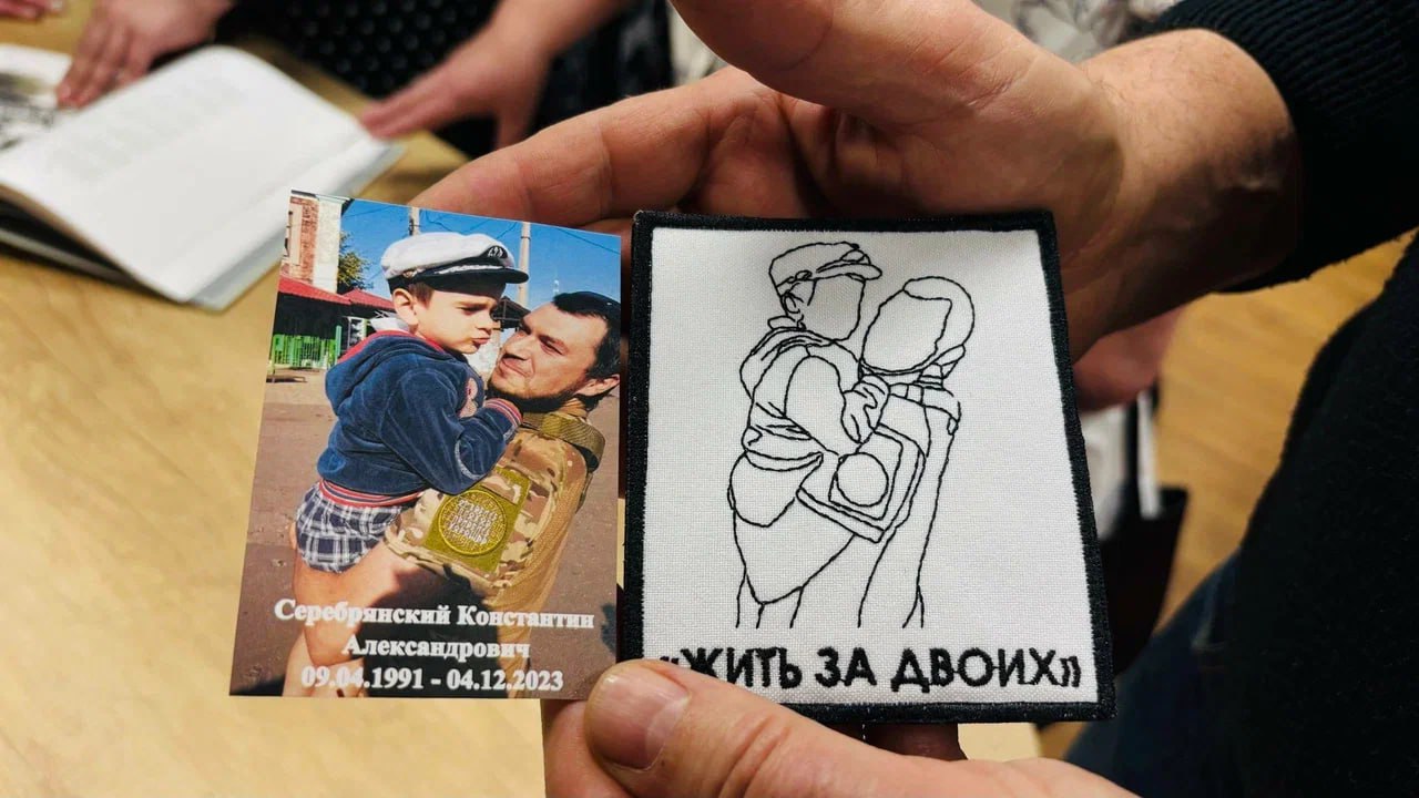 "Жить за двоих": в Донецке семьям погибших героев вручили вышитые по фотографиям шевроны