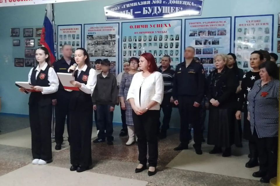 В Донецке росгвардейцы открыли мемориальную доску героям Республики