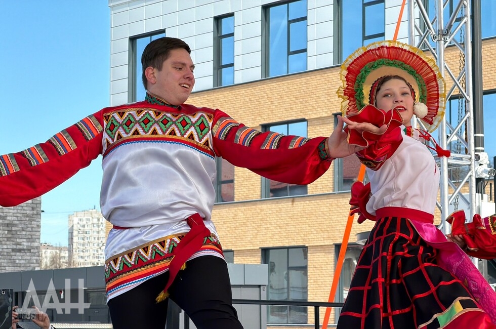 Кулачные бои 20 на 20, блины и массовые гуляния: в Донецке отметили Масленицу