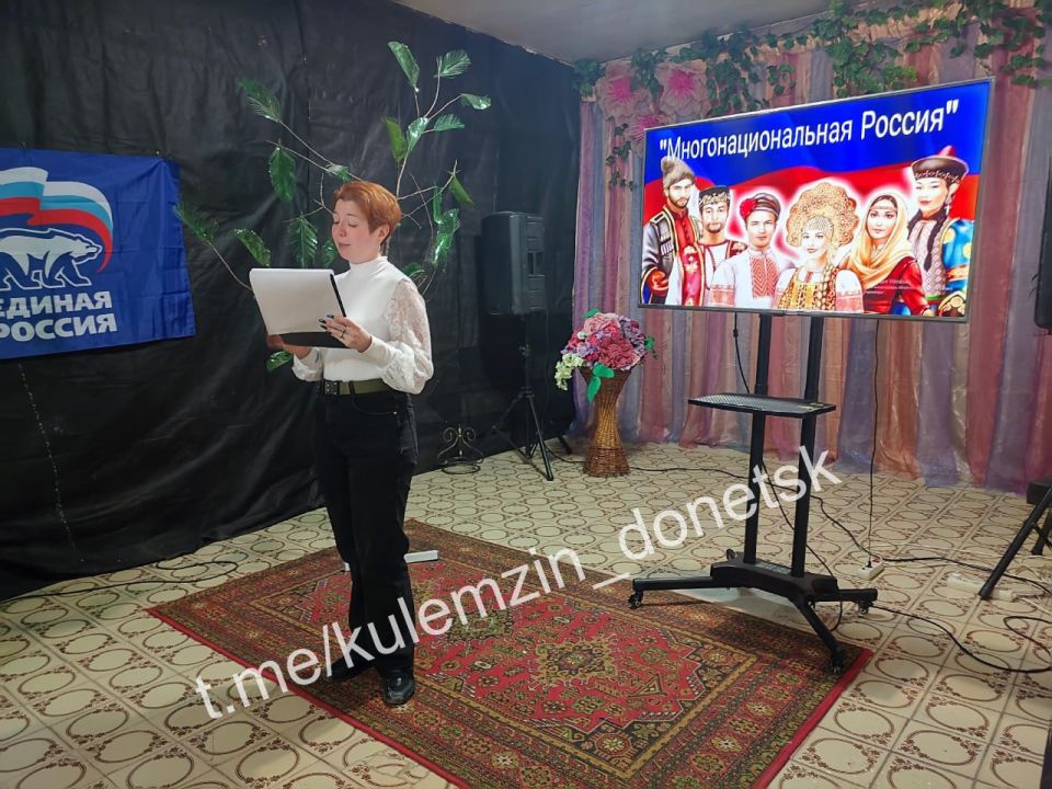 Во Дворце культуры «Смолянка» в рамках проекта «Культура малой родины» партии «Единая Россия» состоялся флешмоб «Дерево языков», посвящённый Международному дню родного языка