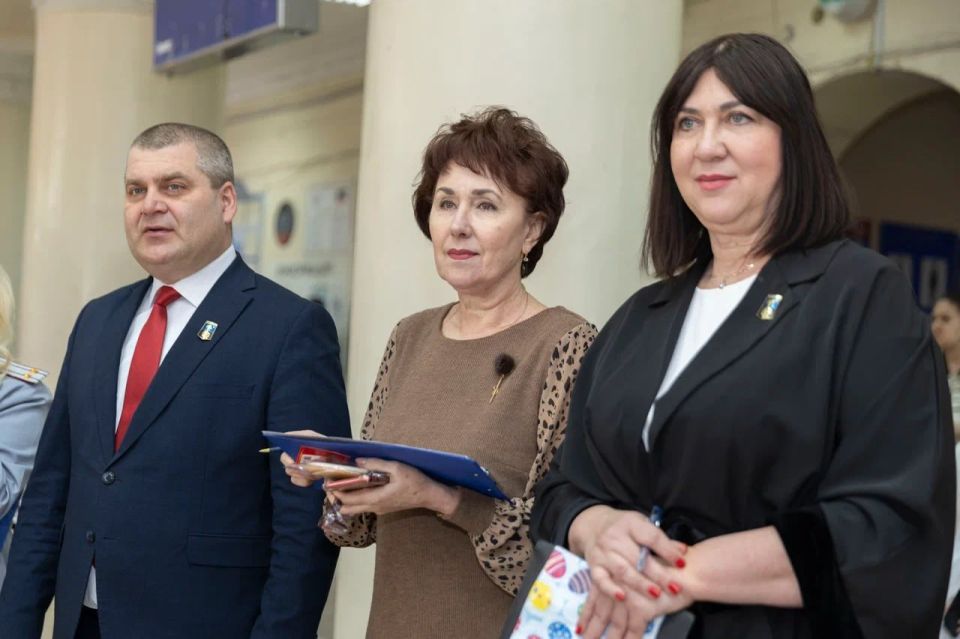 Юрий Атаманов: Масленичные гулянья в самом разгаре! Вместе с коллегами по депутатскому корпусу, Альбиной Афенченко и Инной Преснухиной, посетили самую настоящую ярмарку блинов, которая прошла в стенах гимназии № 6!