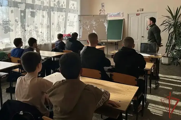 Офицеры Росгвардии провели занятие по огневой подготовке с юнармейцами из ДНР