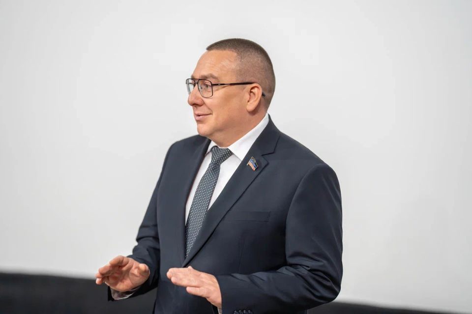 Андрей Крамар: Сегодня по всей России мы чествуем защитников Отечества; накануне же силами фракции ЛДПР в Народном Совете Республики, вместе с Героем ДНР Андреем Баевским организовали для молодежи Донбасса кинопоказ в...