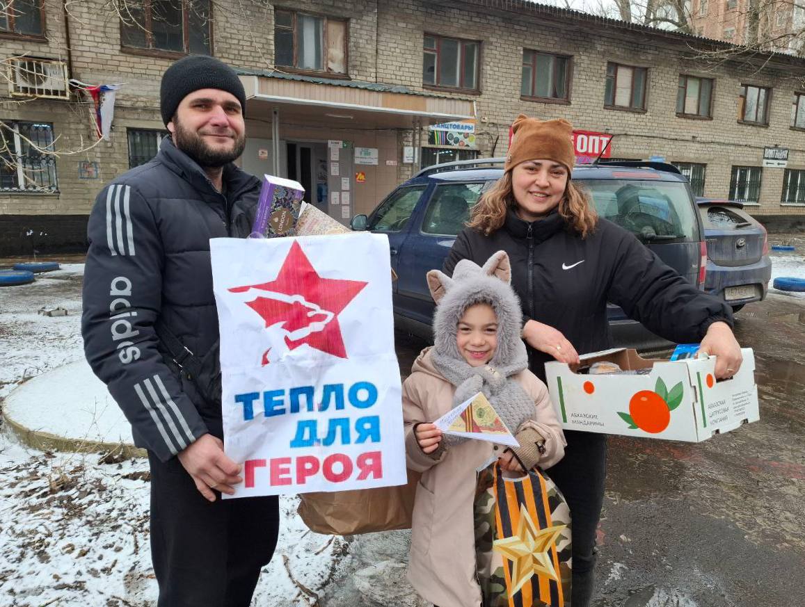 Подопечные семьи Макеевского отделения КСВО ДНР под руководством Михайловой Дины Юрьевны приносят сладкие угощения, сувениры, средства личной гигиены для бойцов в госпитали