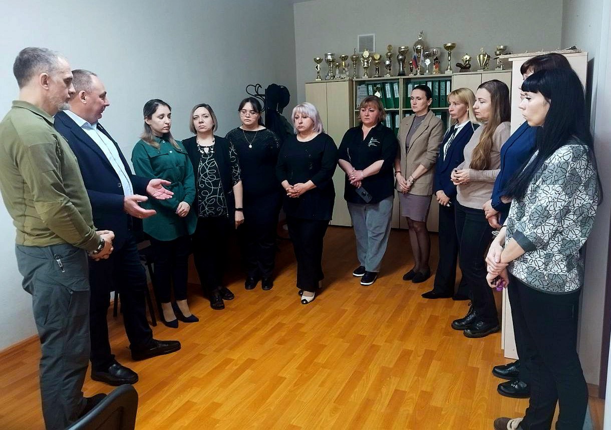 Михаил Меренков: В рамках проекта «Управдом ДНР» совместно с депутатом Донецкого городского совета Николаем Тимченко, с участием старших по домам провели встречу с коллективом МБОУ «Школа №135 г. Донецка» и жителями района