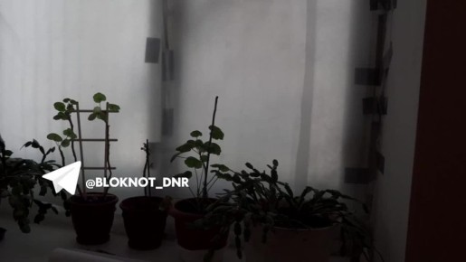 «Белого света не вижу»: в Донецке четвёртый год не могут застеклить окна пенсионерам после обстрелов